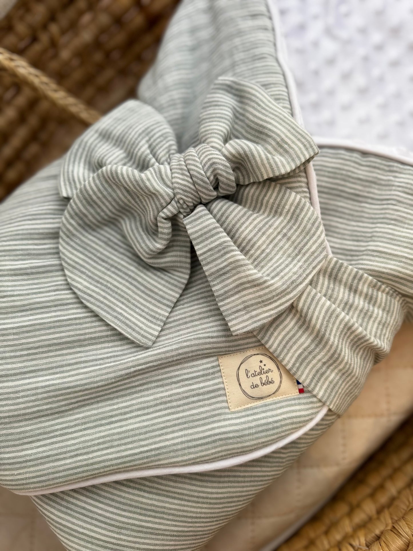 Nid d'ange rayures fines vert - 1ere couverture de naissance gaze de coton
