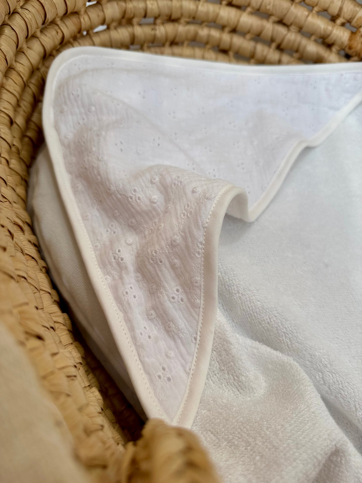 Cape de bain bébé broderie anglaise blanc