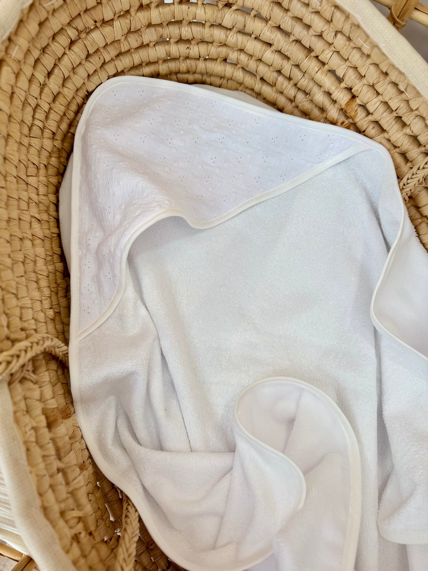 Cape de bain bébé broderie anglaise blanc