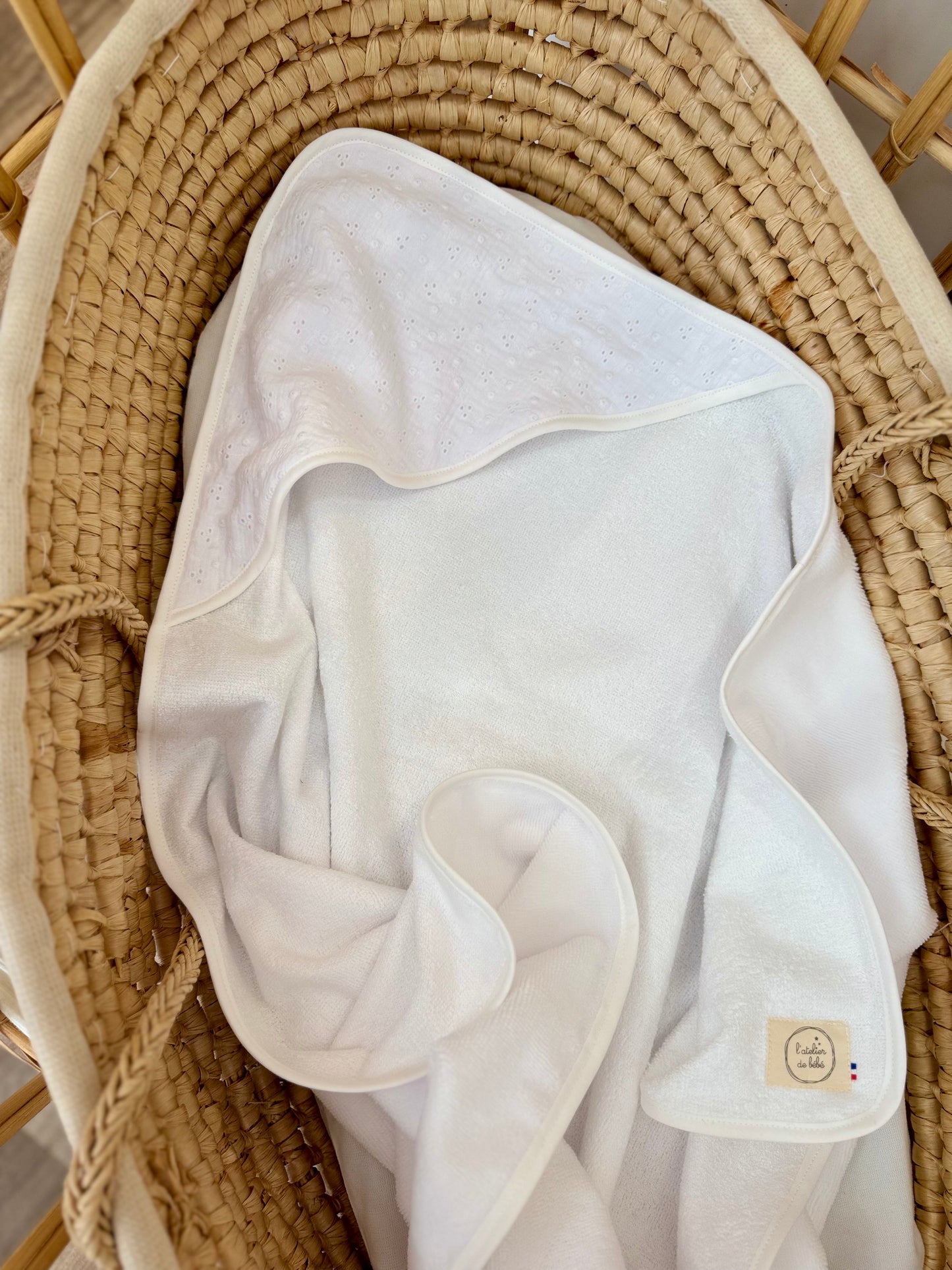 Cape de bain bébé broderie anglaise blanc
