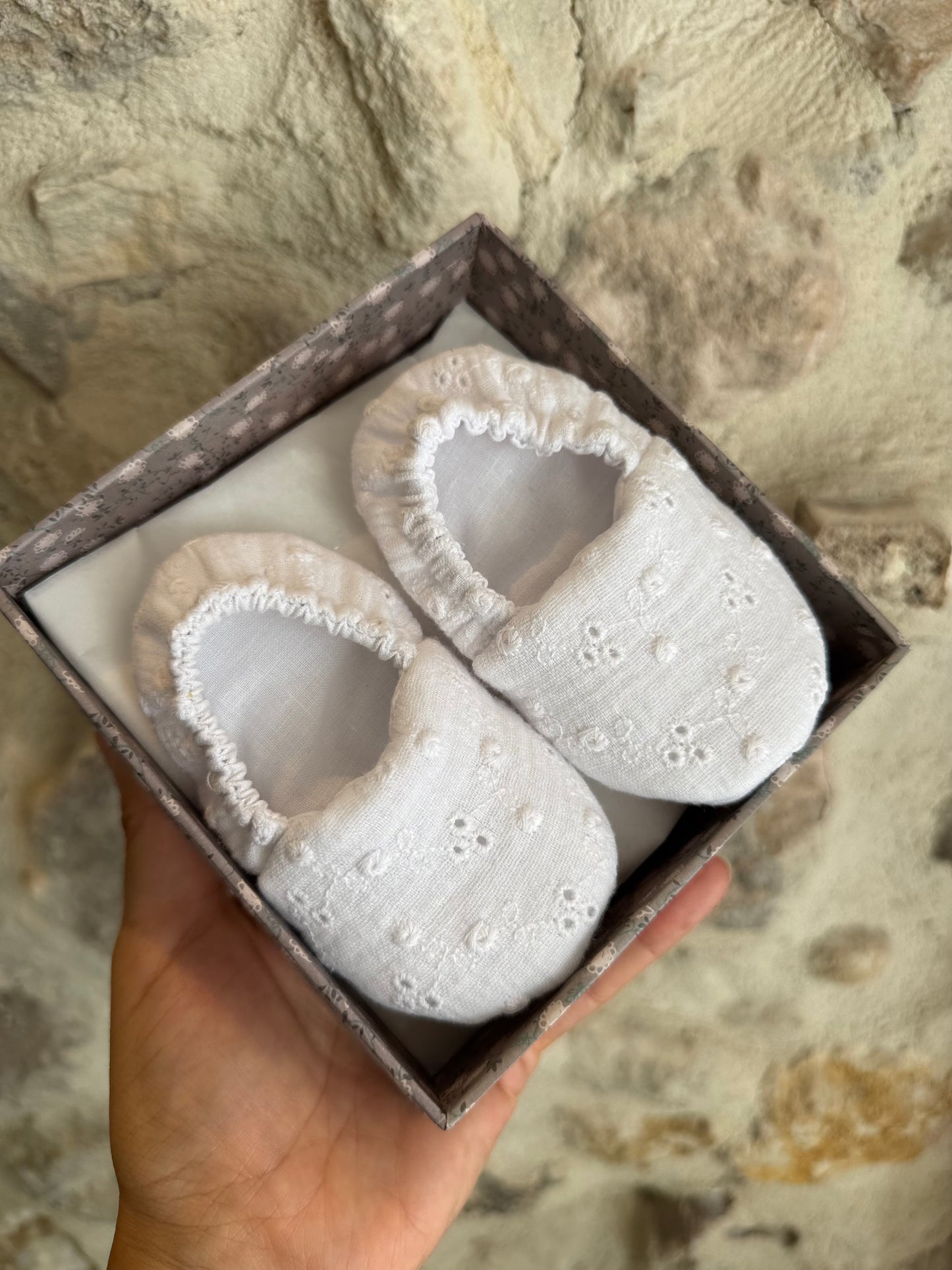 chaussons bébé broderie anglaise blanche