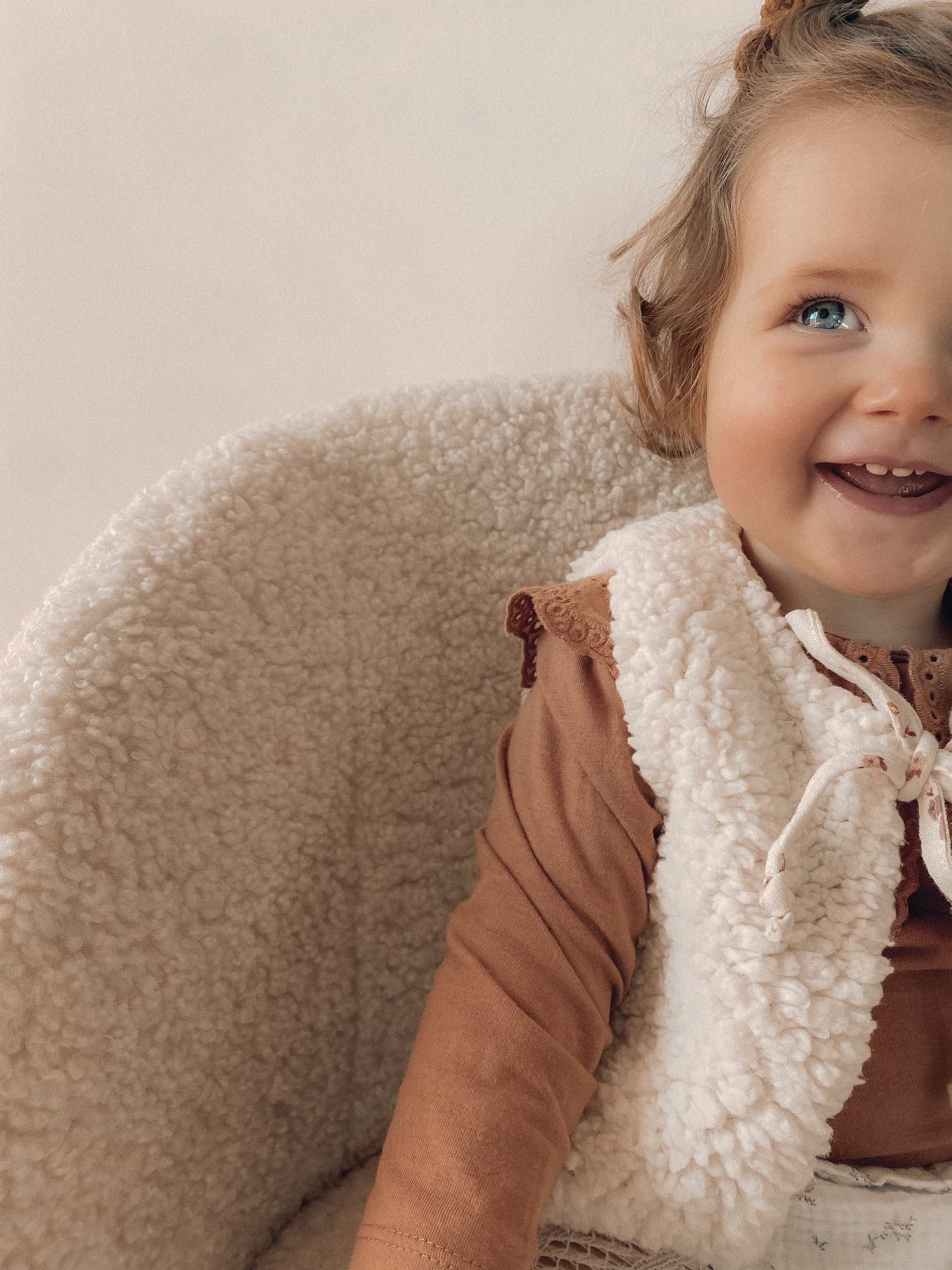Bébé , gilet de berger, fabriqué en France 🇫🇷, fourrure effet mouton ,gaze de coton à fleurs