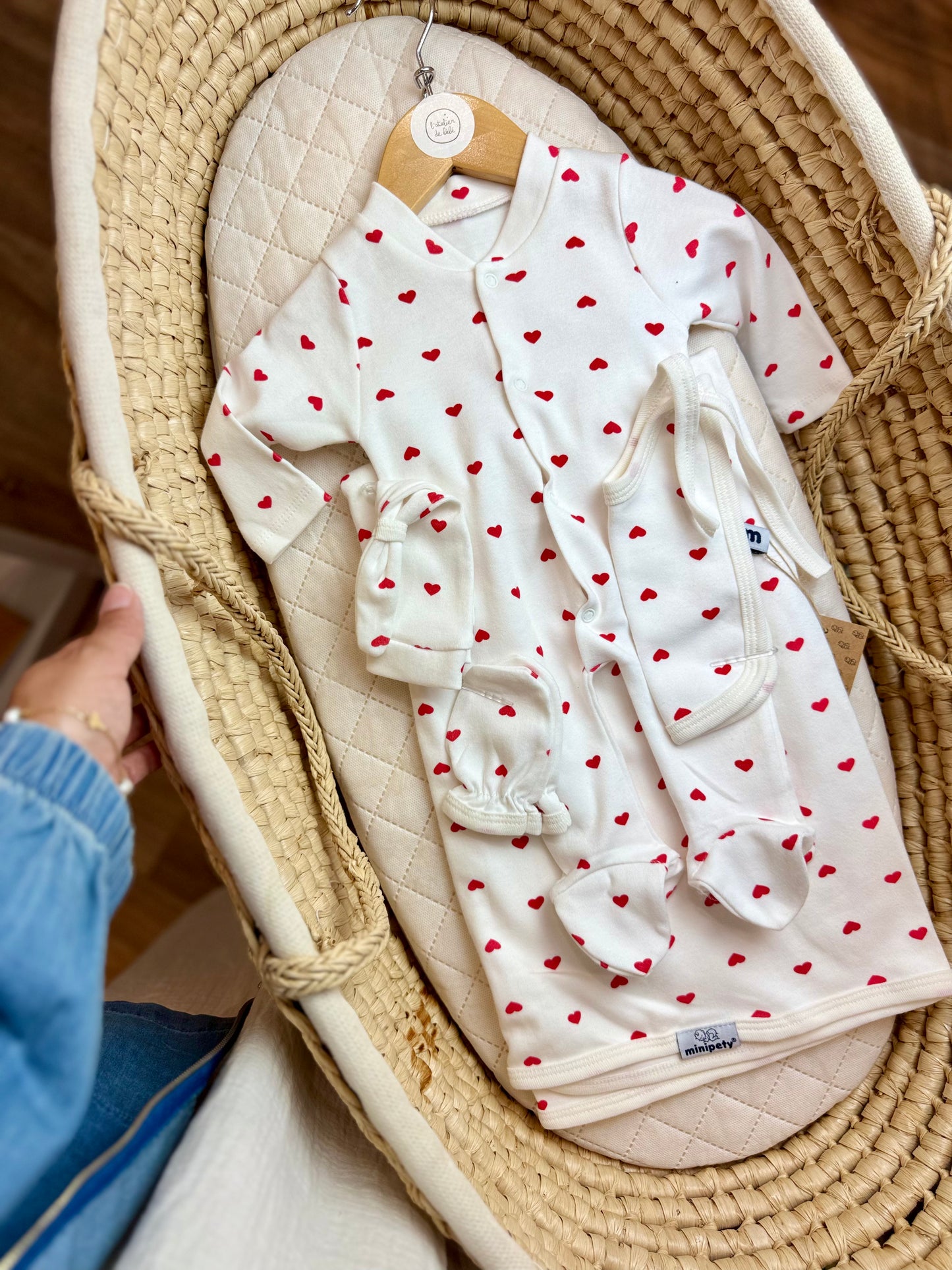 Grenouillère , mouffles, bonnet ,plaide mouffles et bavoir en pure coton blanc et petits coeurs rouge