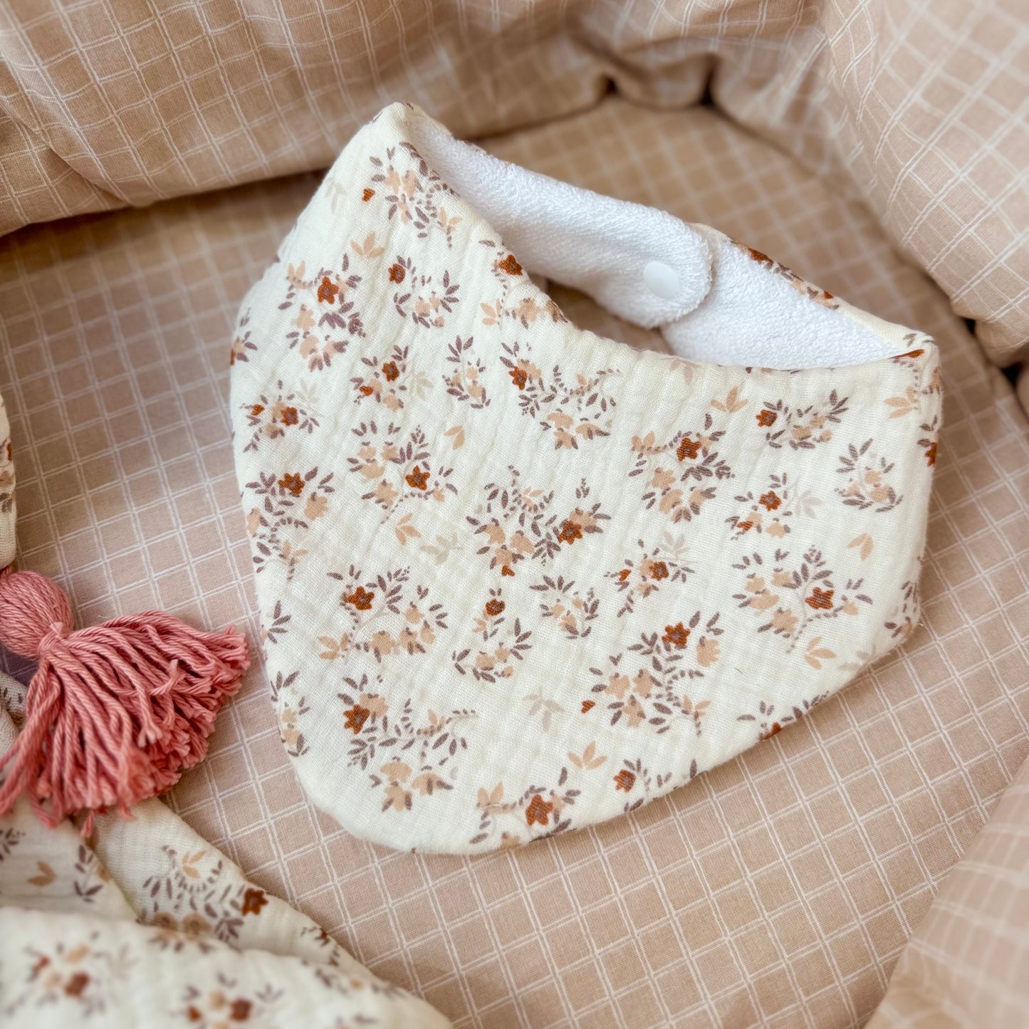 Bavoir bandana Aimée fleuri beige