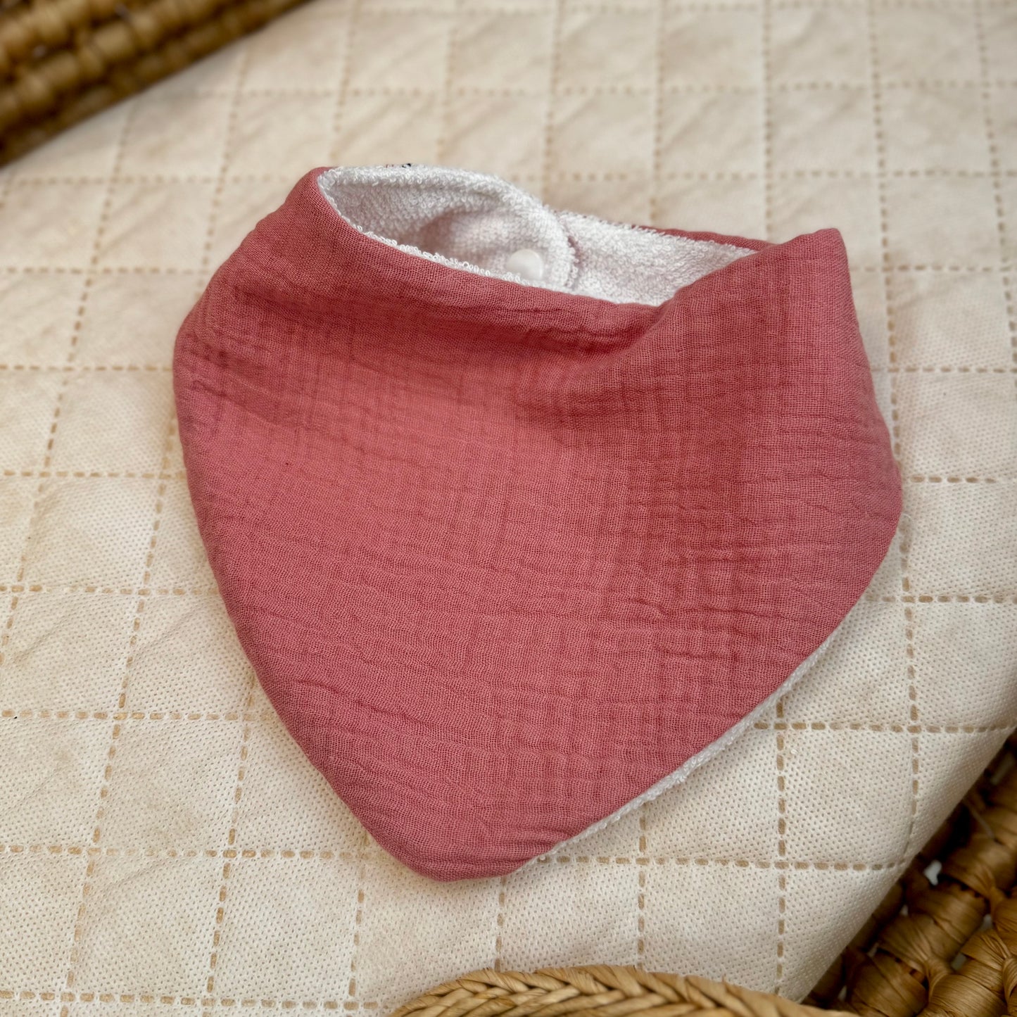 bavoir bandana bebe en gaze de coton doux et absorbant