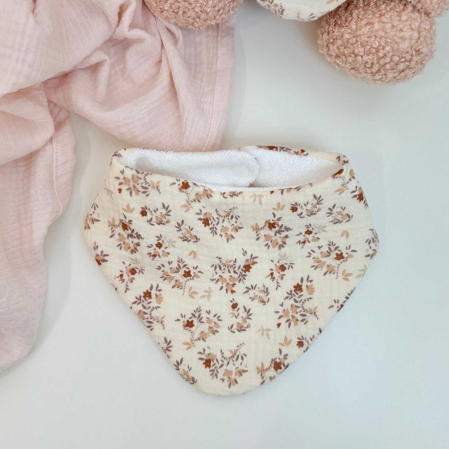 Bavoir bandana Aimée fleuri beige