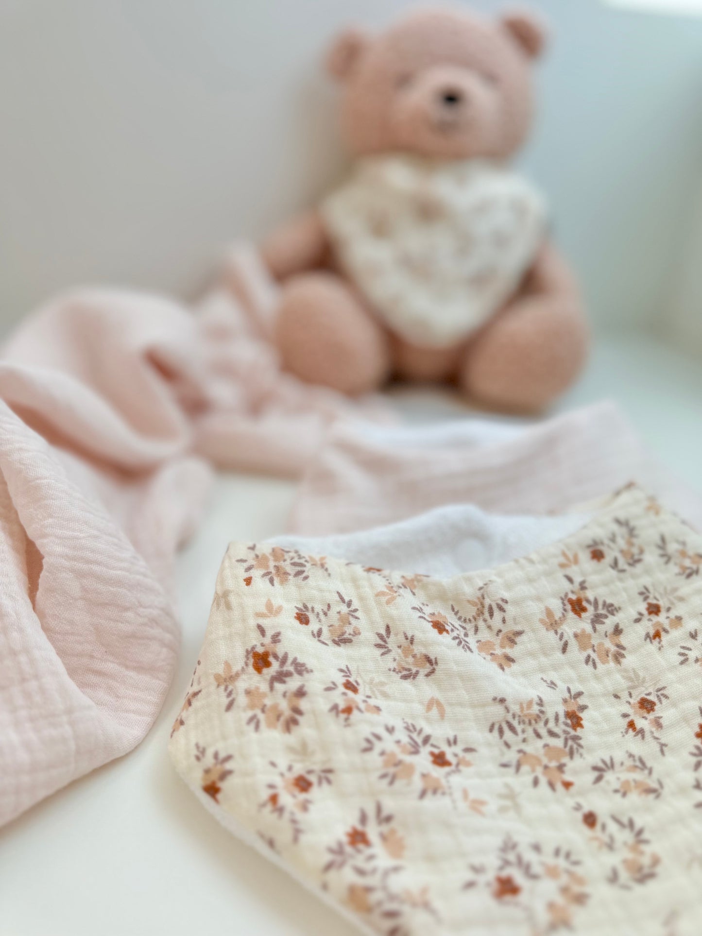 lot deux Bavoirs bandana rose pâle en gaze de coton et fleuri beige