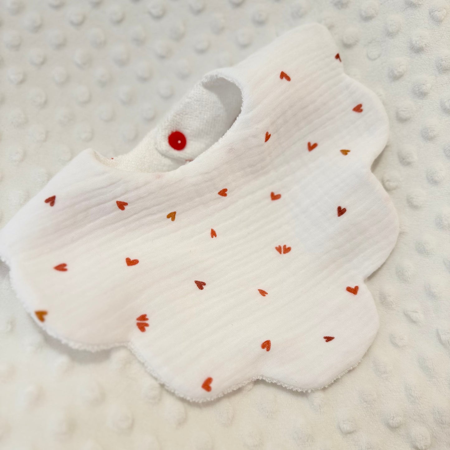 Bavoir fleur petit coeur rouge