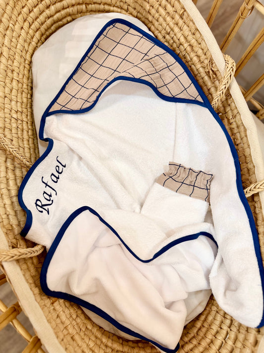 Cape de bain bébé carreaux taupe et marine personnalisable