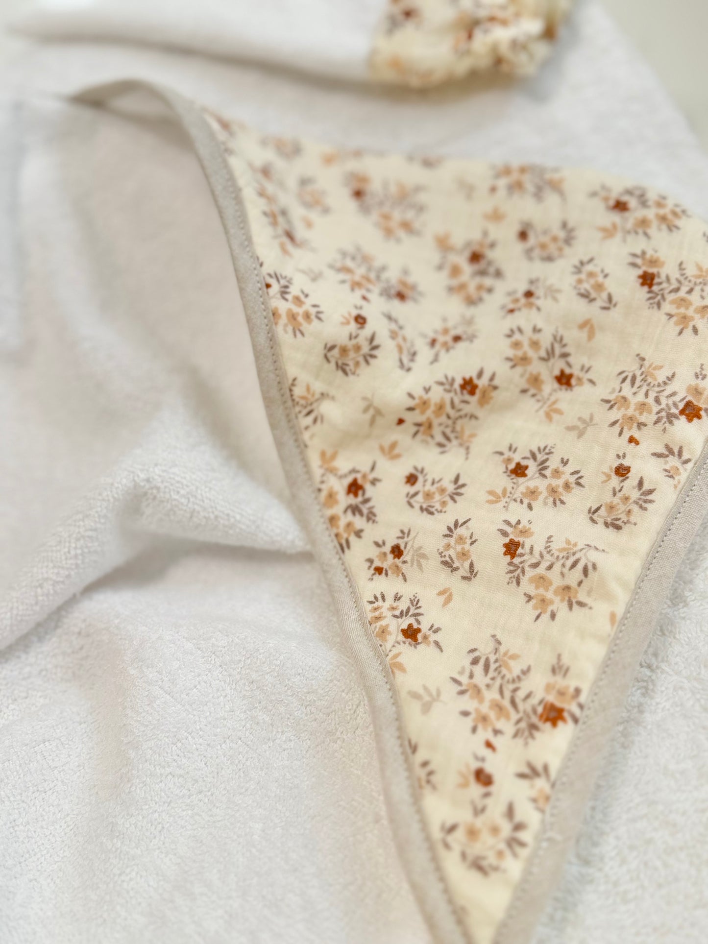 Cape de bain bébé fleuri Aimée
