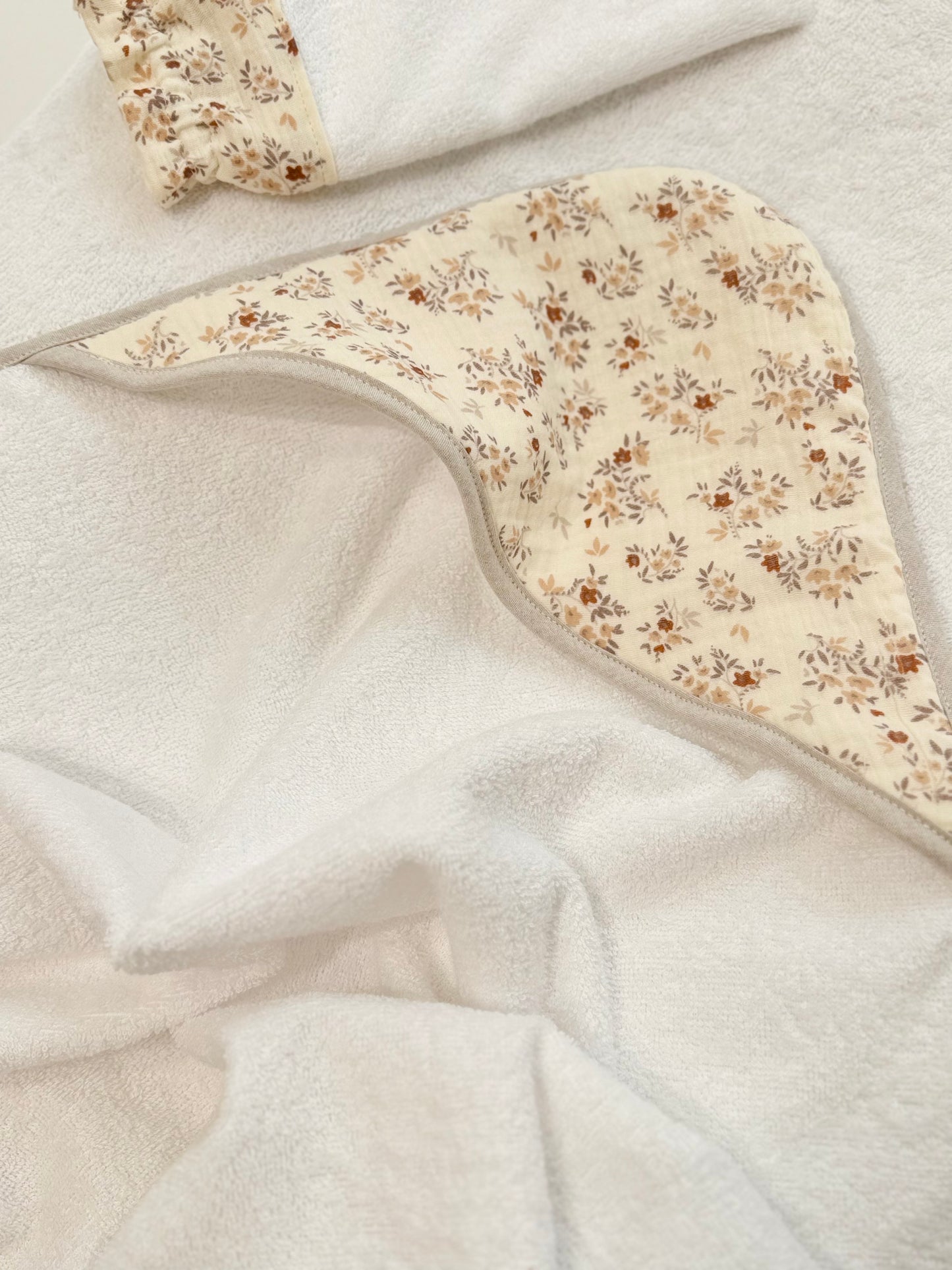 Cape de bain bébé fleuri Aimée