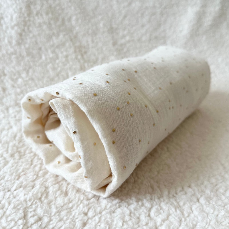 drap housse gaze de coton ecru pois or pour bébé