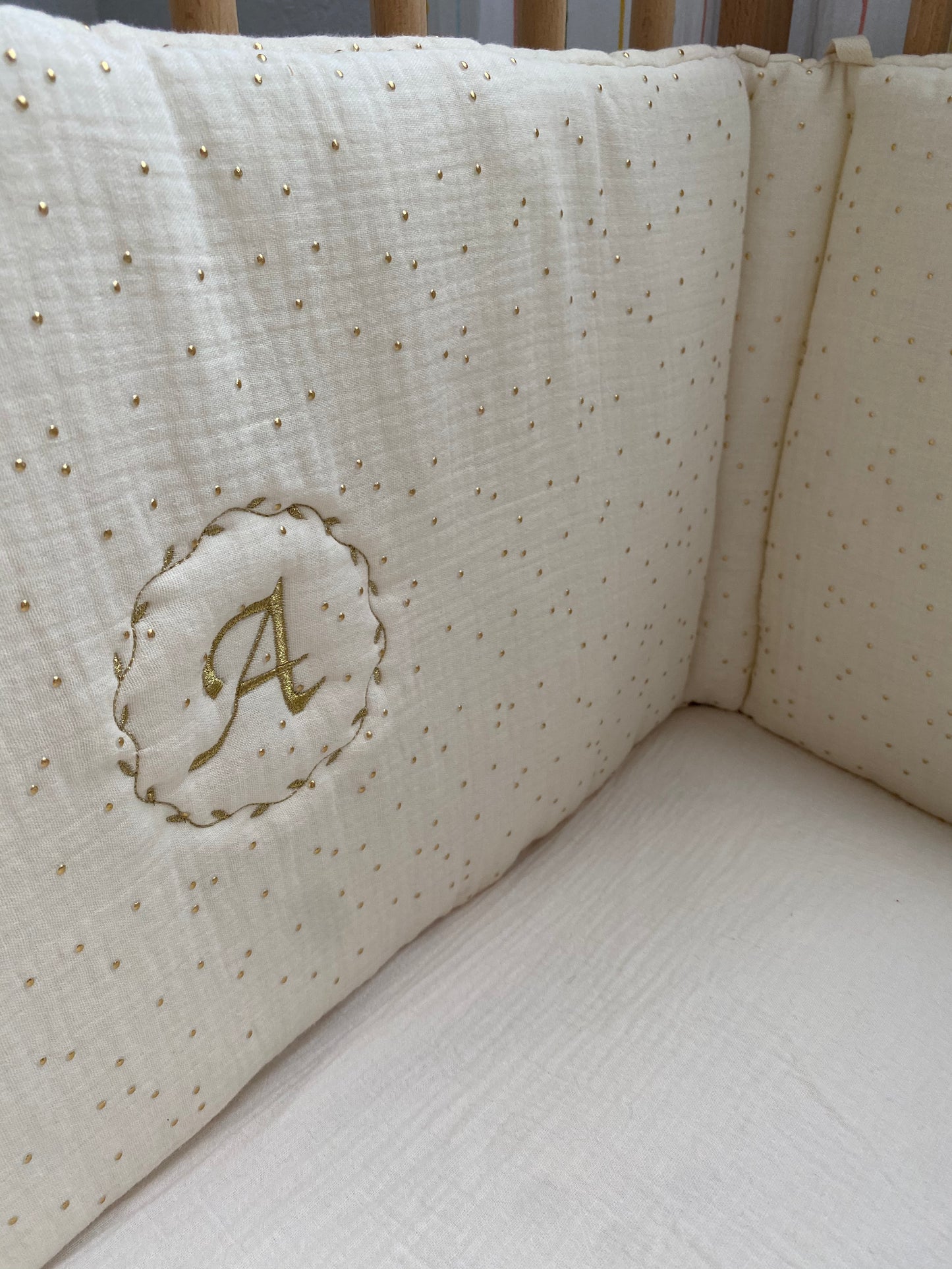 Tour de lit ecru pois or personnalisable