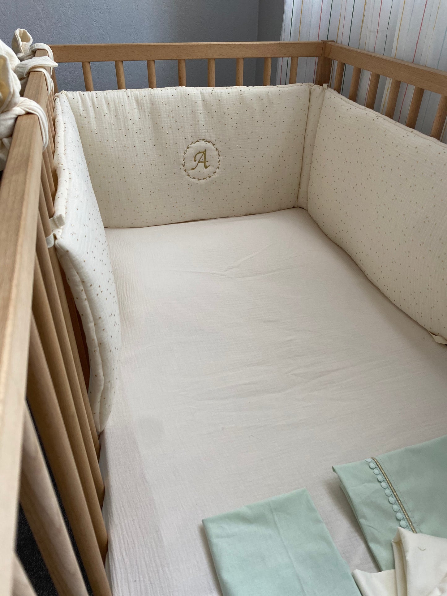 Tour de lit ecru pois or personnalisable