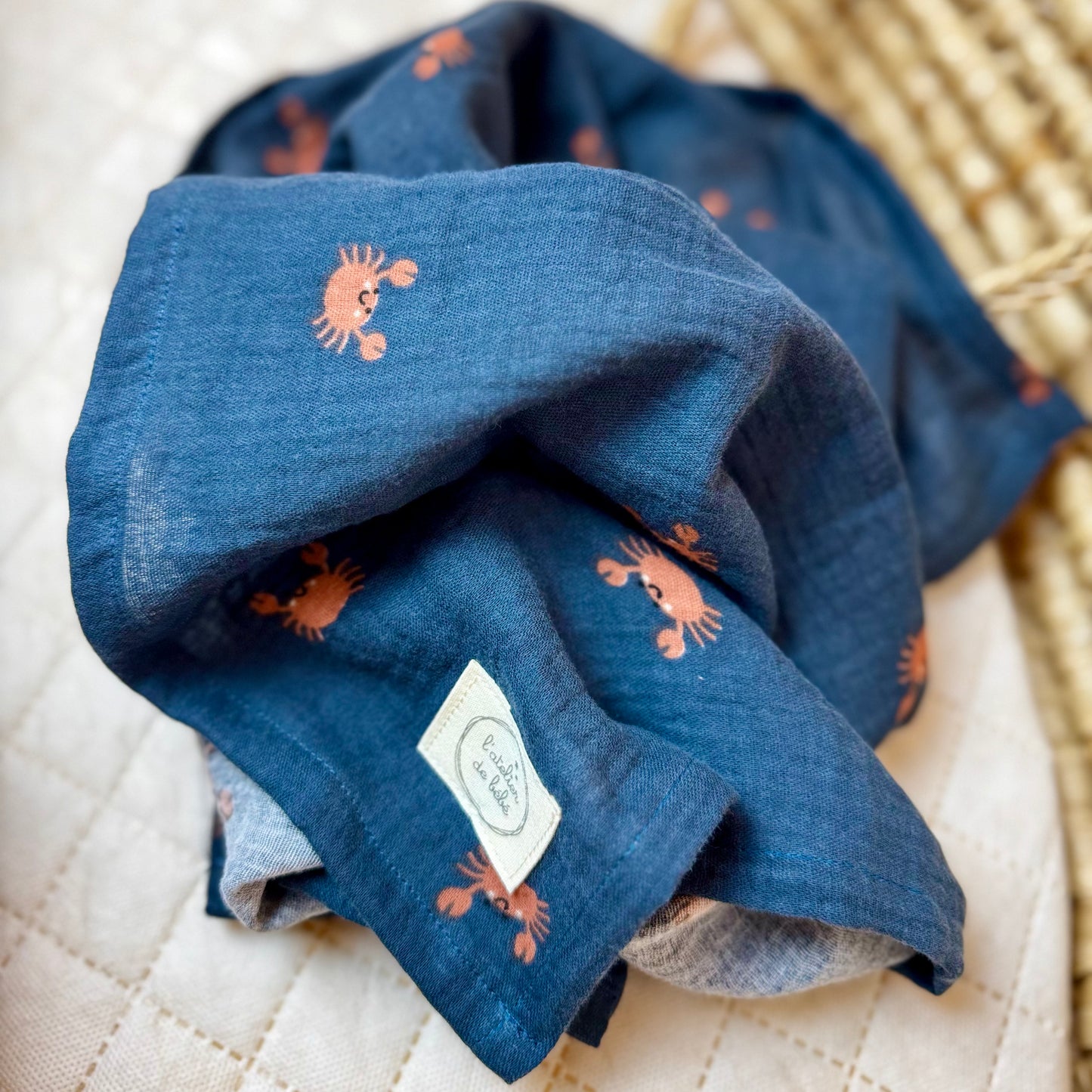Lange Bébé en Double Gaze de Coton 70 x 70 cm – Bleu marine & crabe