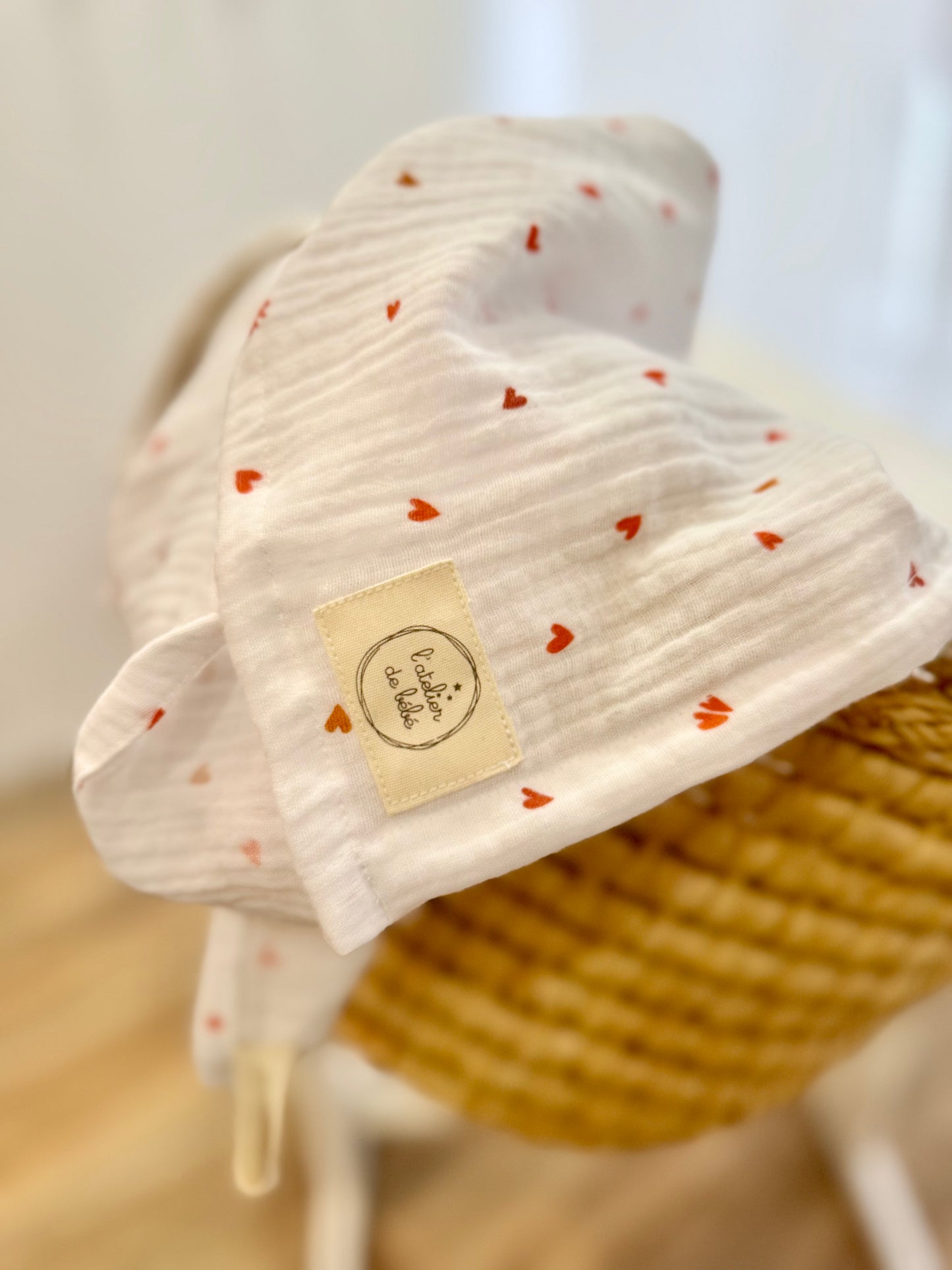 lange bébé en gaze de coton et imprimé petit coeurs rouge