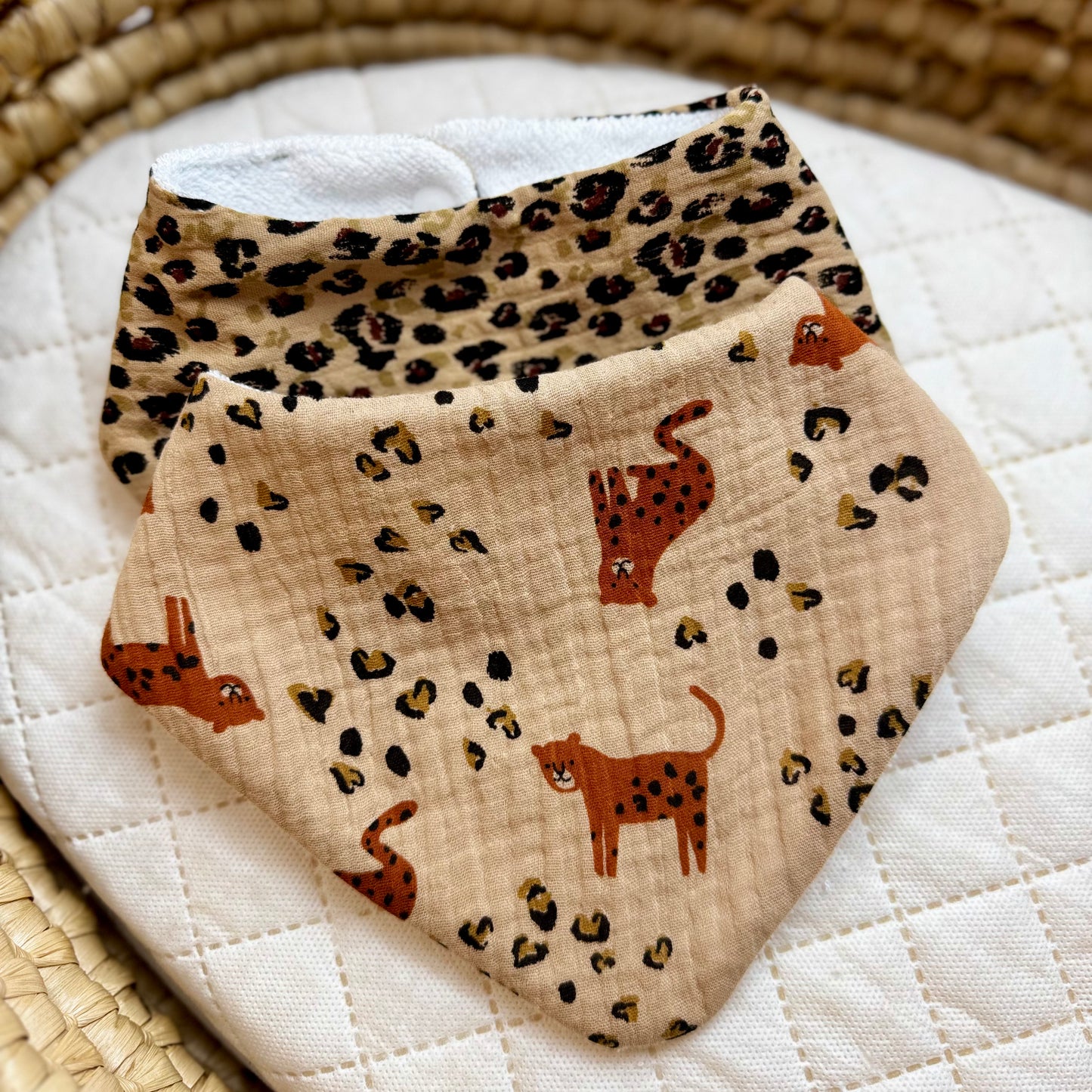 Duo bavoirs bandana bébé en gaze de coton – leopard & garou jungle