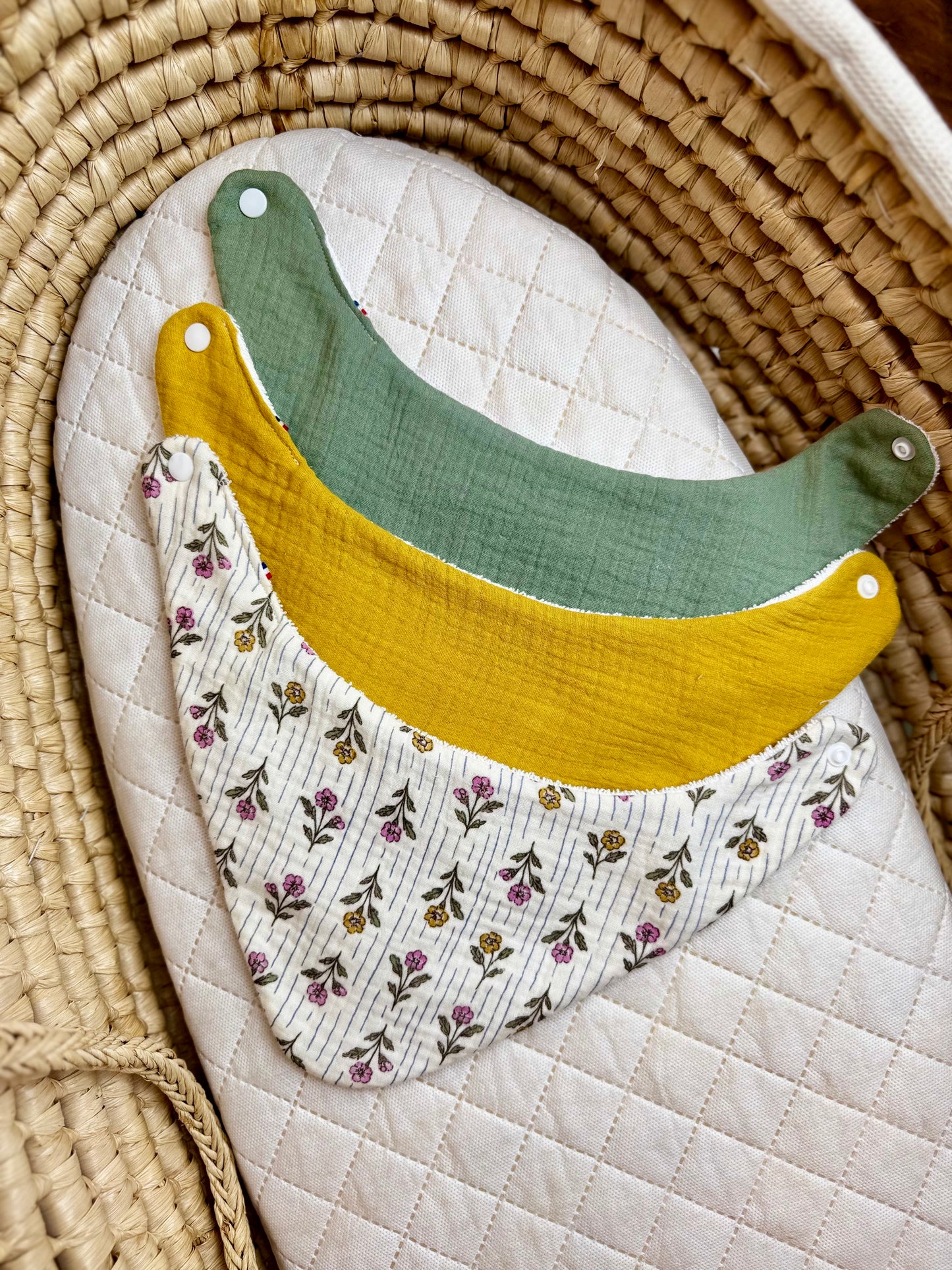 Trio bavoirs bandana bébé en gaze de coton – Fleurs zora