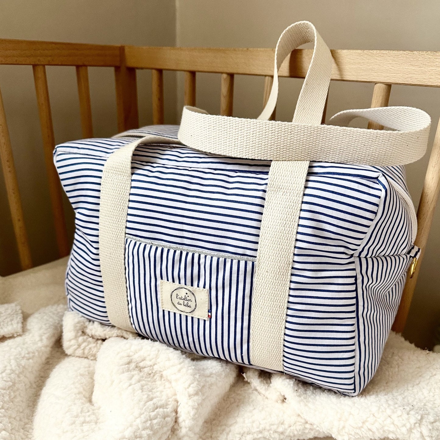 petit sac idéalement sorties avec bébé ou sport , en coton molletonné rayé style marinière en coton fait main , une bandoulière en coton est offerte dedans