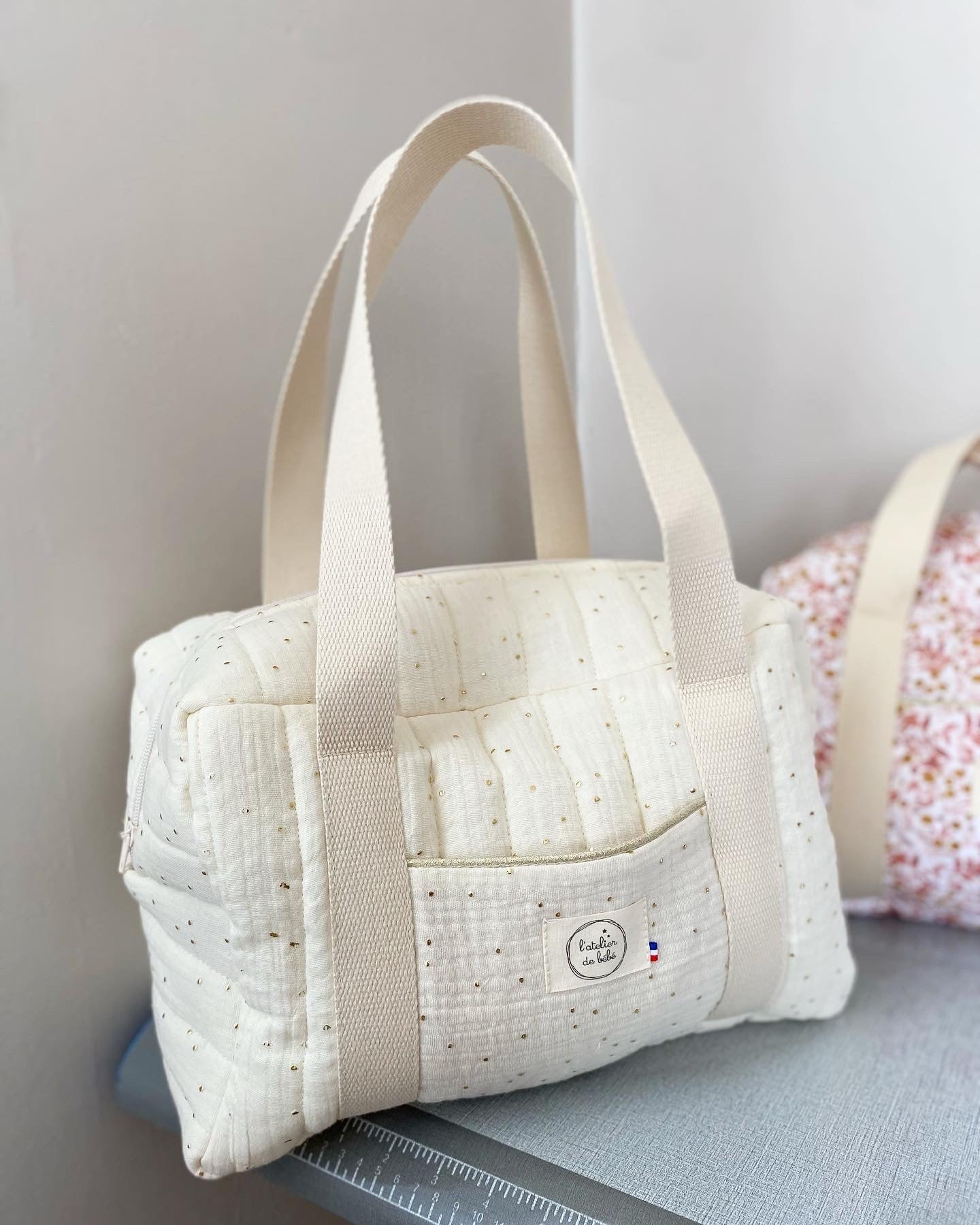 ac a langer de taille mini , matelassé manuellement , broderie du prénom sur la poche avant du sac , anses et bandoulière en toile de coton de haute qualité