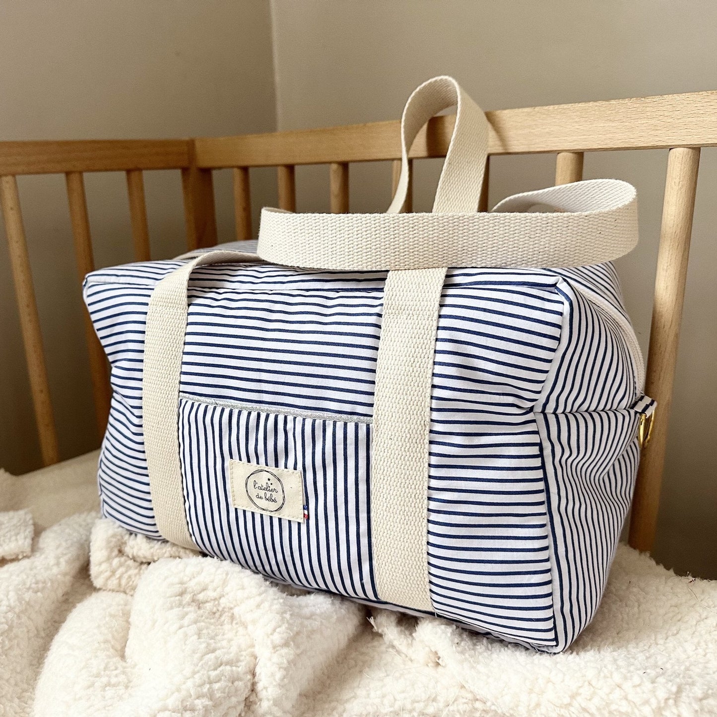petit sac idéalement sorties avec bébé ou sport , en coton molletonné rayé style marinière en coton fait main , une bandoulière en coton est offerte dedans