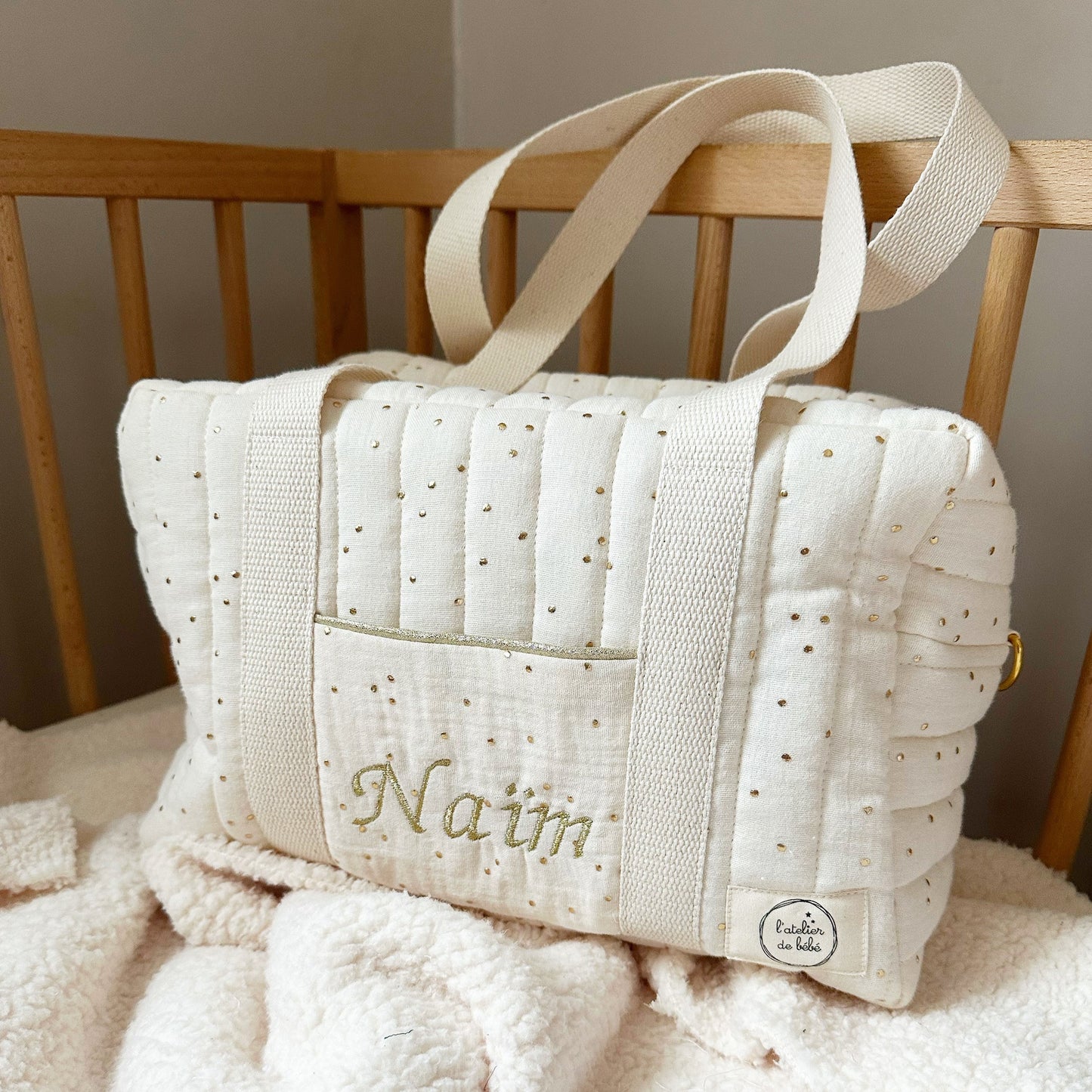 ac a langer de taille mini , matelassé manuellement , broderie du prénom sur la poche avant du sac , anses et bandoulière en toile de coton de haute qualité