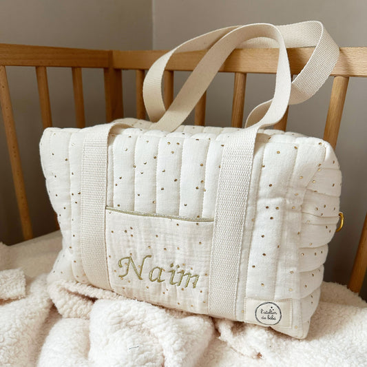 ac a langer de taille mini , matelassé manuellement , broderie du prénom sur la poche avant du sac , anses et bandoulière en toile de coton de haute qualité