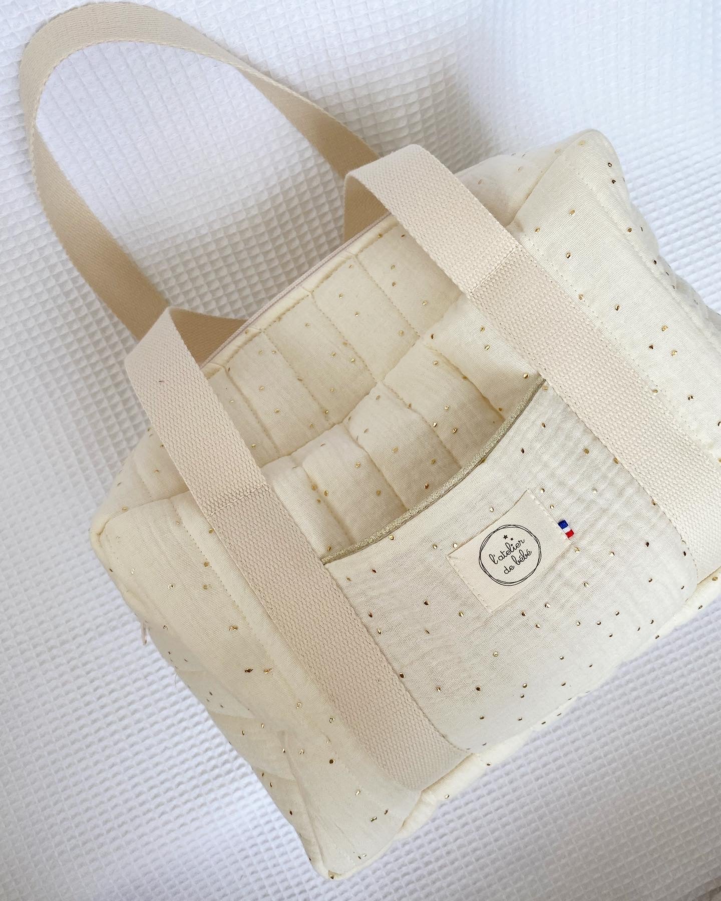 ac a langer de taille mini , matelassé manuellement , broderie du prénom sur la poche avant du sac , anses et bandoulière en toile de coton de haute qualité