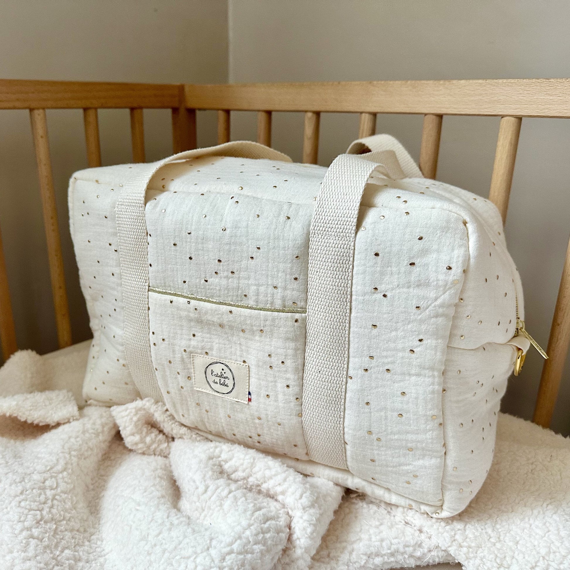 PETIT SAC A LANGER EN GAZE DE COTON A POIS DORÉ AVEC ANSES EN TOILE DE COTON DE QUALITÉ , SYSTEM D'ACCROCHE POUR BANDOULIERE DORÉ ET ZIP DORÉ