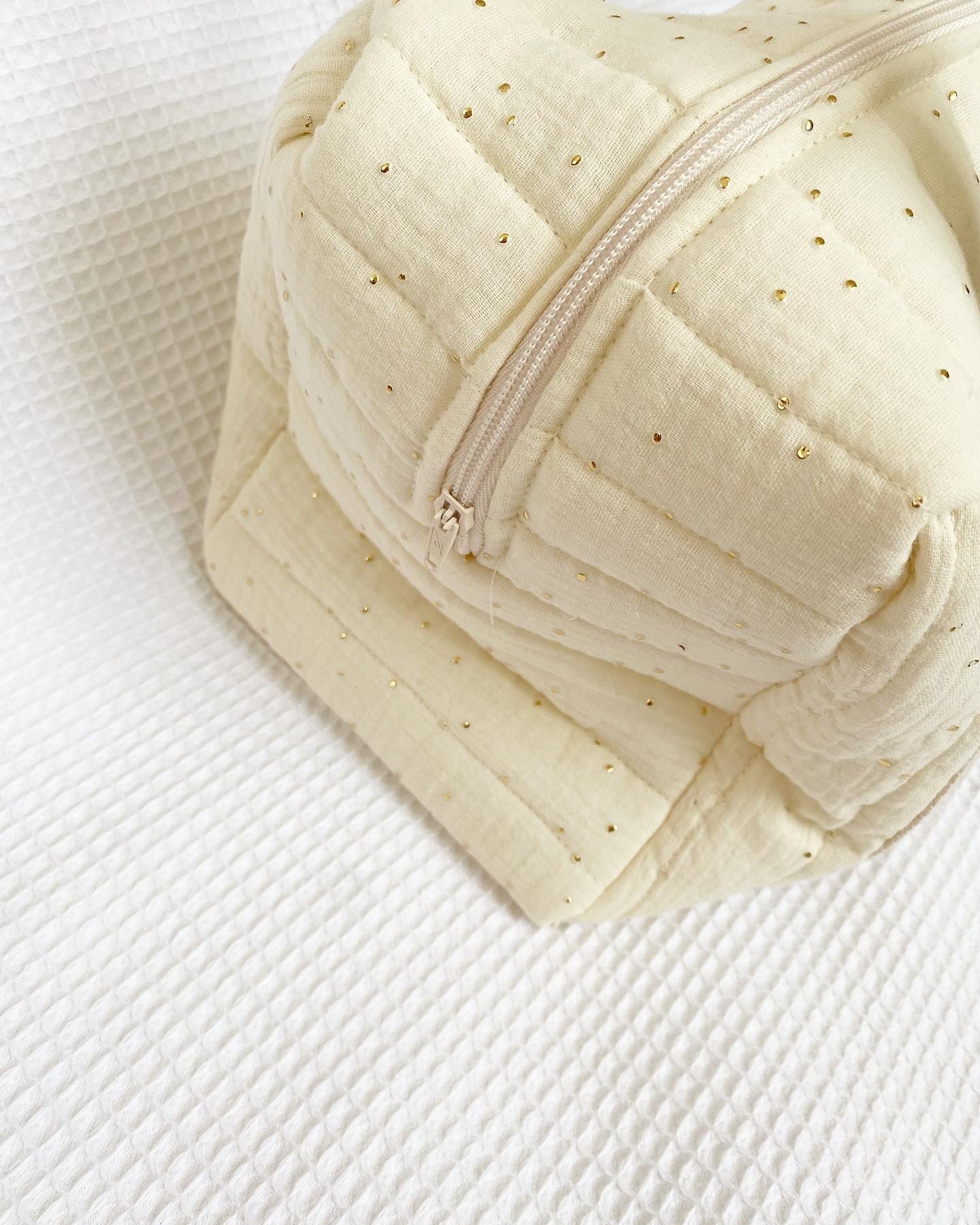 zoom sur fermeture zip résistant et haute qualité du sac matelassé écru pois or