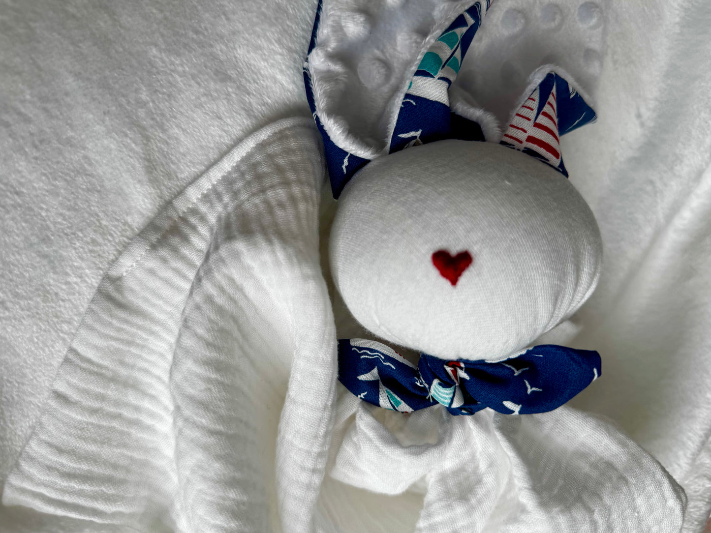 Doudou Lapin pointe rouge nez petit cœur -Personnalisable