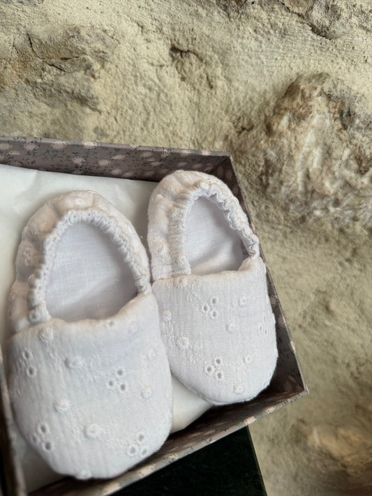 chaussons bébé  broderie anglaise blanche