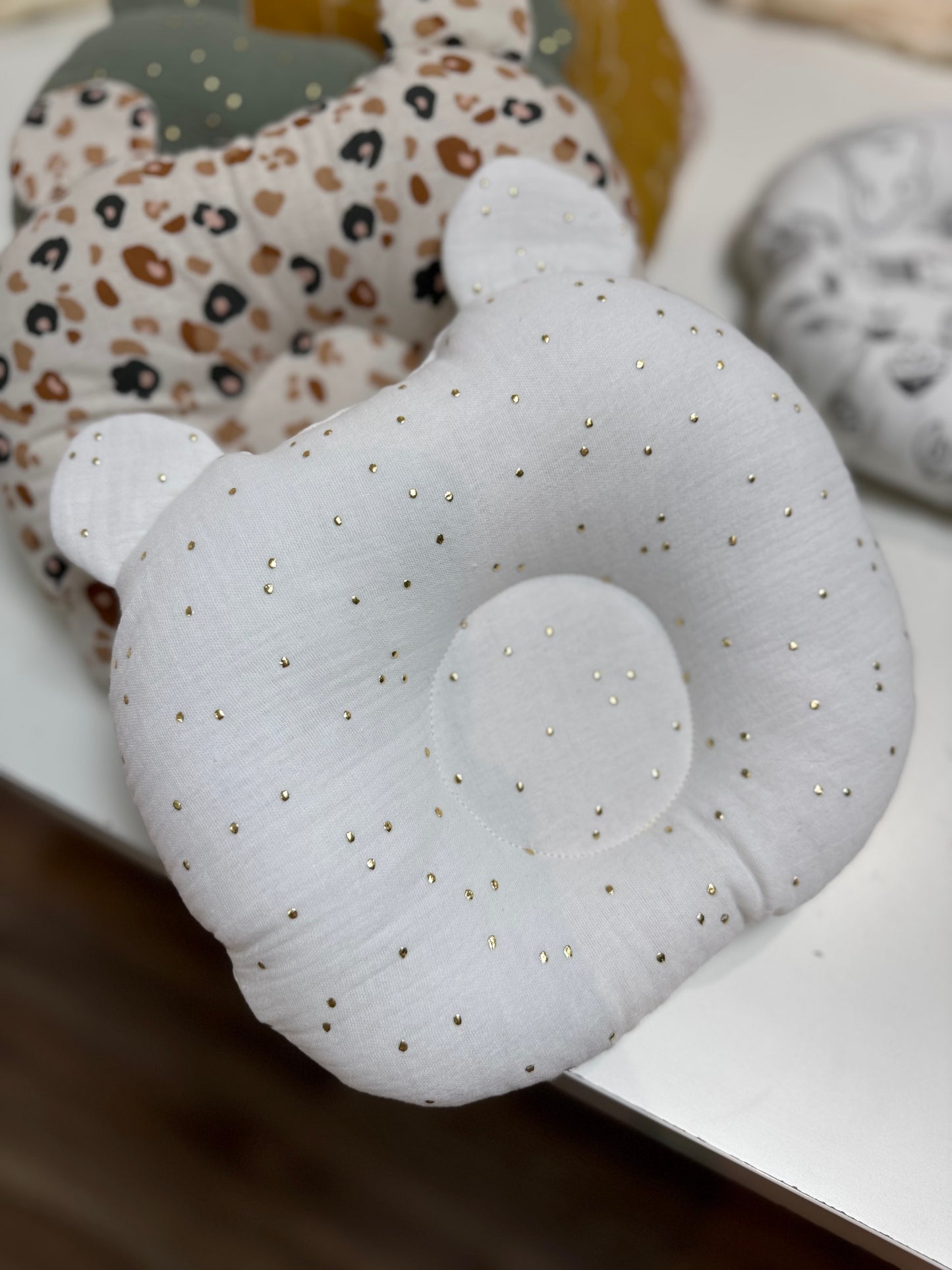 coussin Ourson blanc pois or-anti tête plate