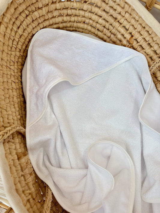 Cape de bain bébé broderie anglaise blanc