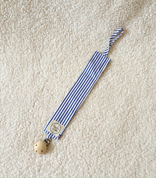 attache sucette imprimé marinière rayures bleu marine sur fond blanc , bout an bois rond pour éclipser au vêtements .