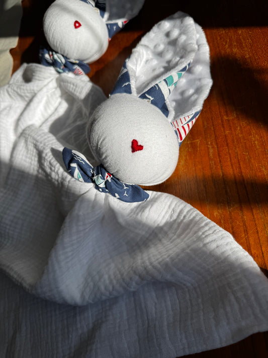 Doudou Lapin pointe rouge nez petit cœur -Personnalisable