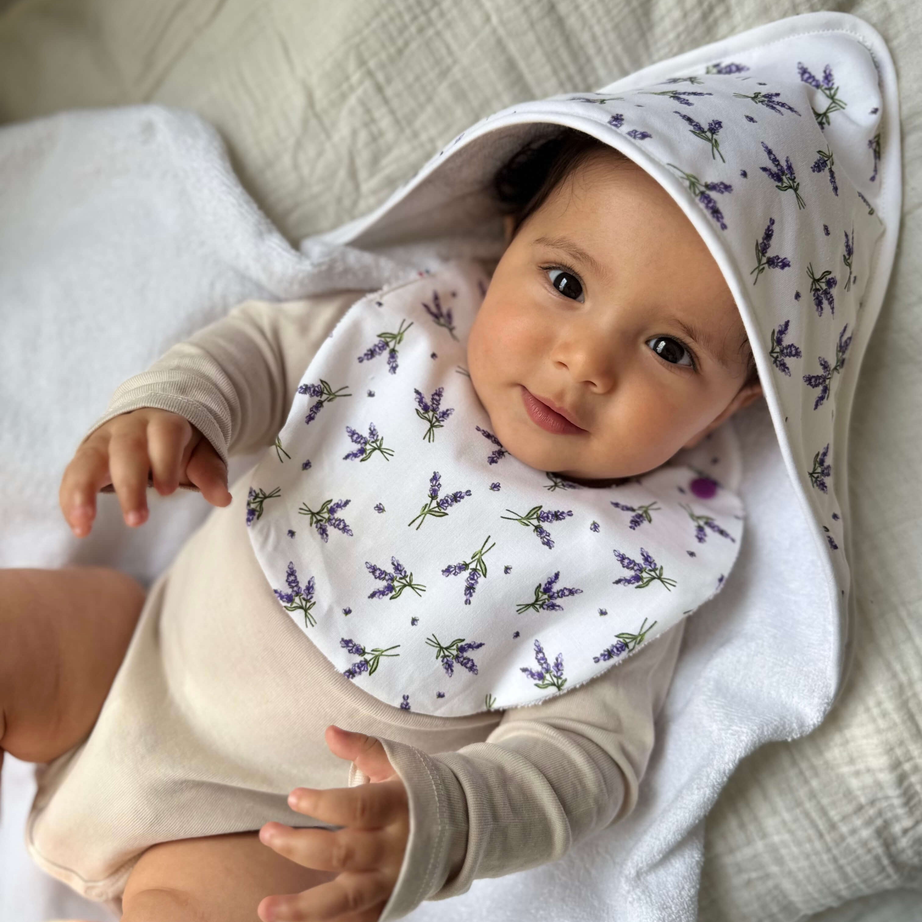 cape de bain en bambou et coton avec imprimé lavandes et son bavoir assorti