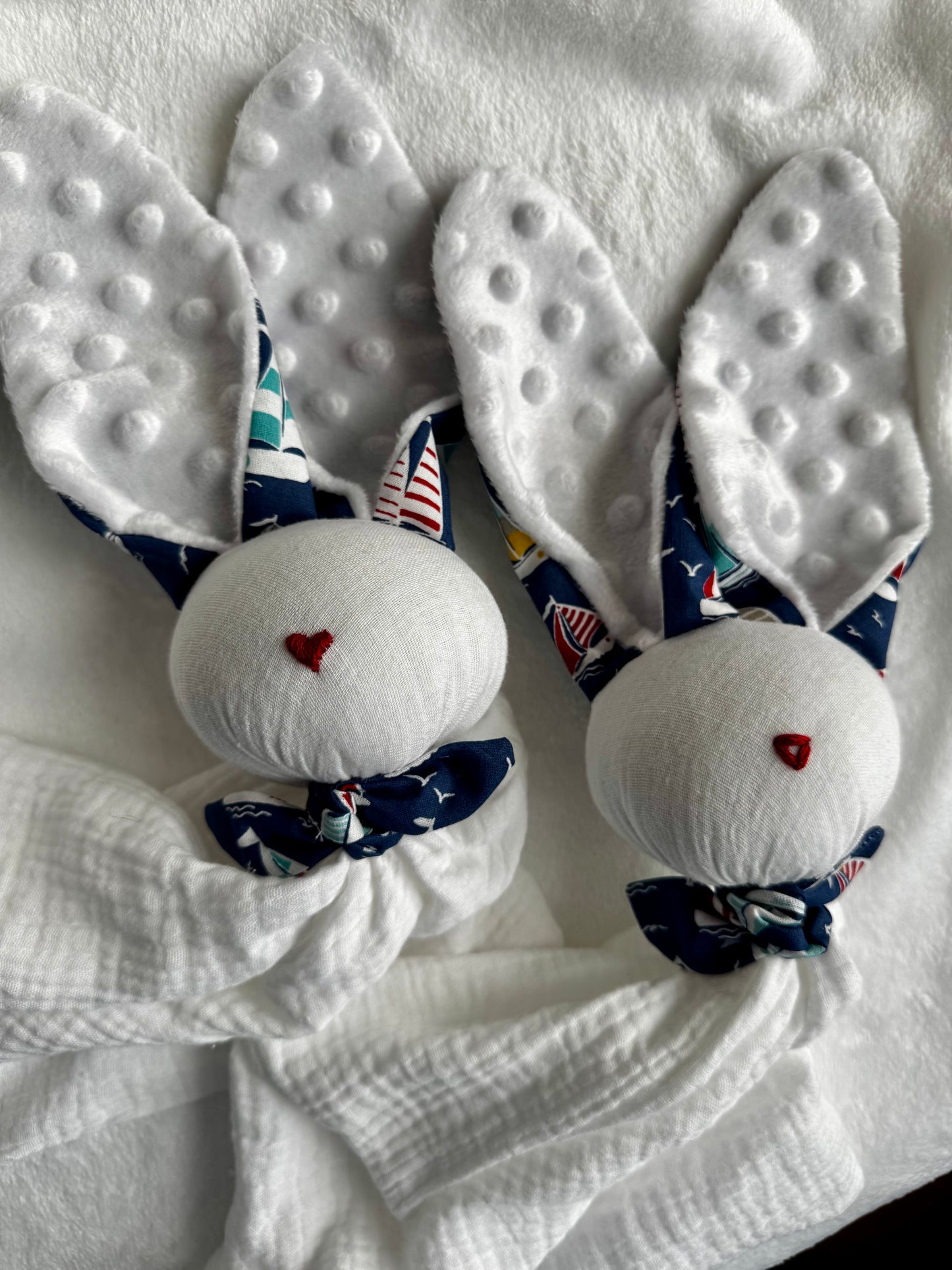 Doudou Lapin pointe rouge nez petit cœur -Personnalisable