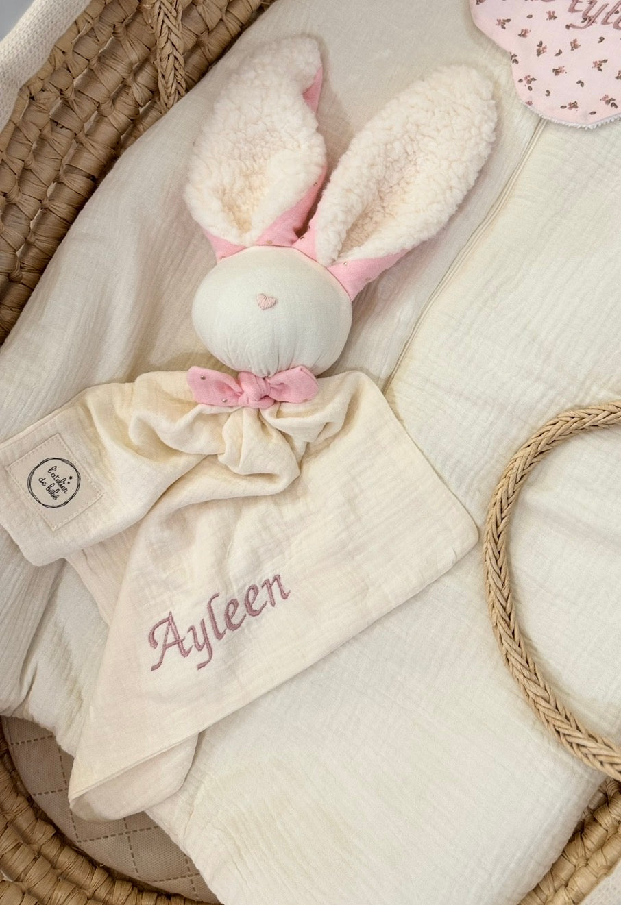 Doudou, en gaz de coton, certifié oekotex Broder au fil, couleur bois de Rose, fait a la main