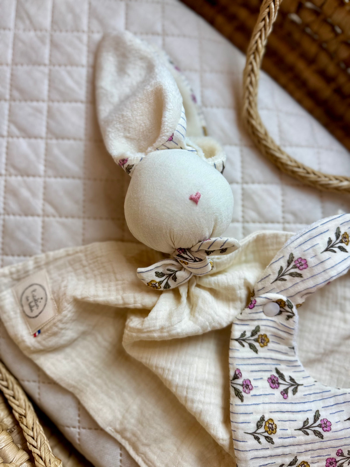 Coffret Doudou Lapin écru Zohra fleuri   - Personnalisable