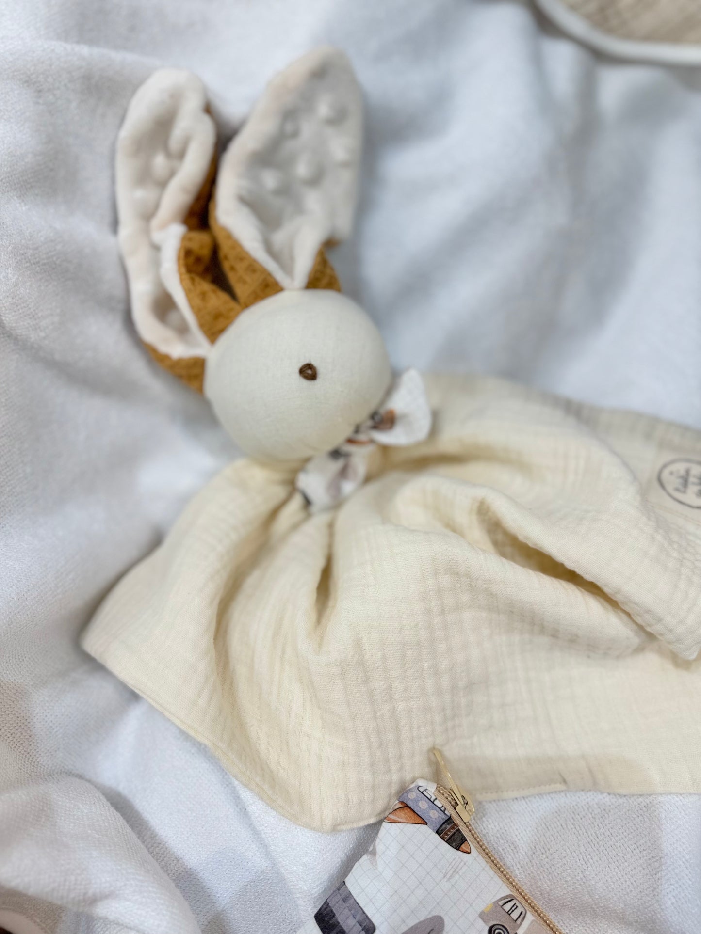 Doudou Lapin ivory -Personnalisable -voyage collection