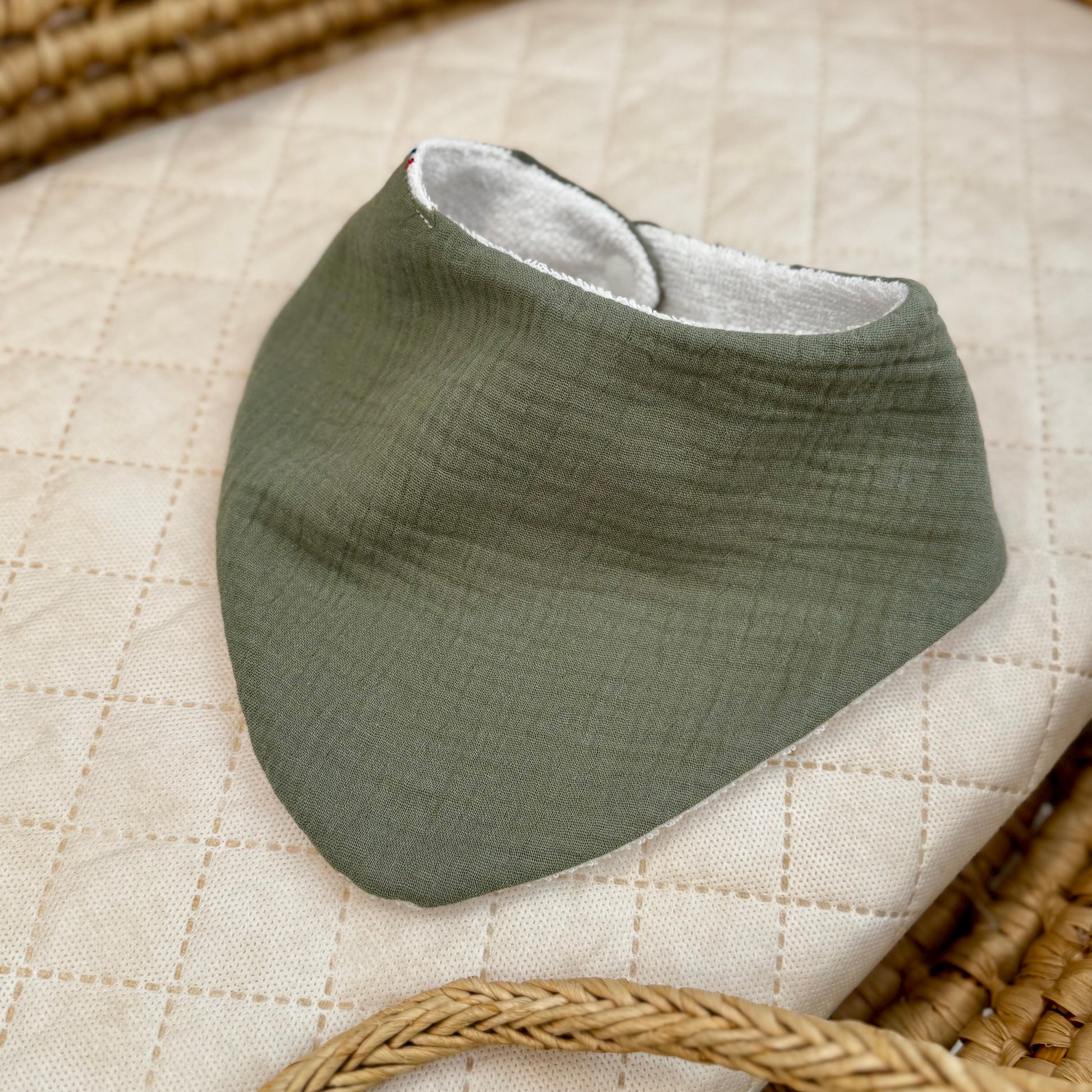 bavoir bandana bebe en gaze de coton doux et absorbant