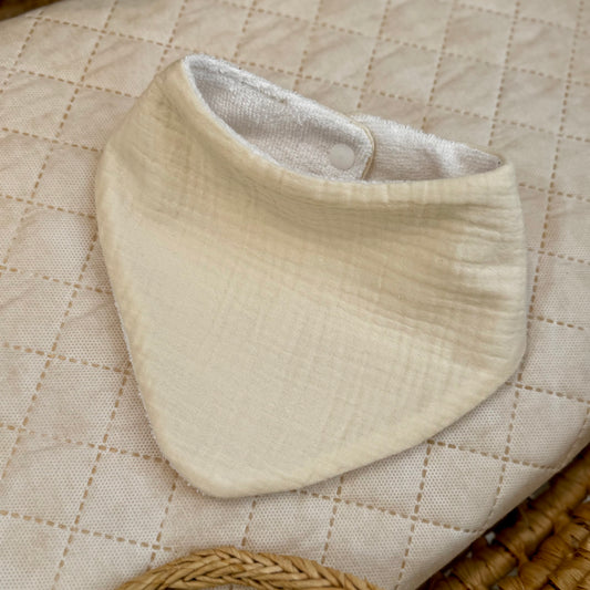 bavoir bandana en gaze de coton couleur ecru claire ideale bebe pendant la dentiton 