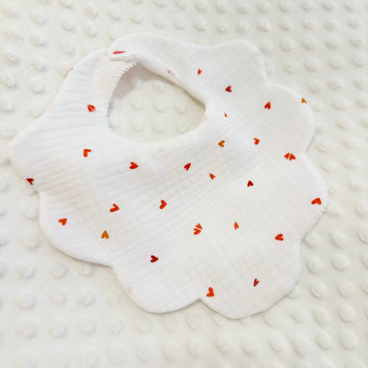 Bavoir fleur petit coeur rouge