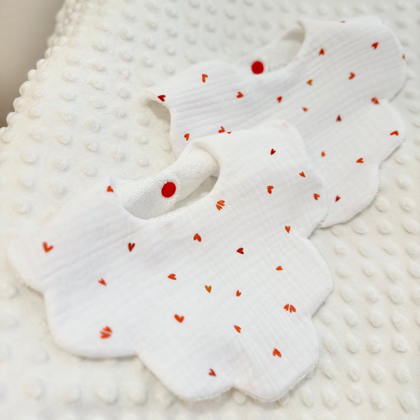 Bavoir fleur petit coeur rouge
