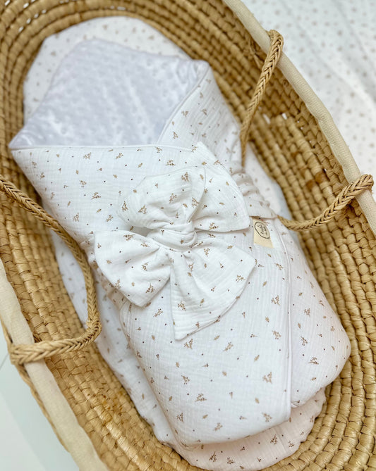 couverture de naissance en gaze de coton blanc avec imprimé feuillage fin et noisette pour emmaillotage avec noeud reglable 
