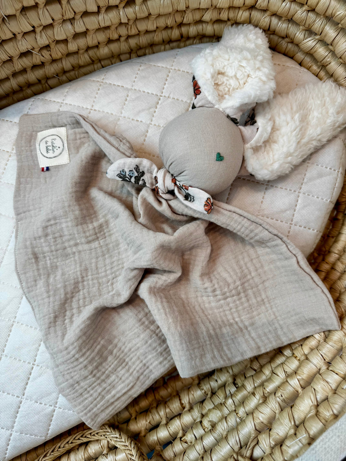 doudou lapin en gaze de coton beige et nez en forme de coeur brodé a la main , oreilles douces en tissu fourrure beige et imprimé fleuri