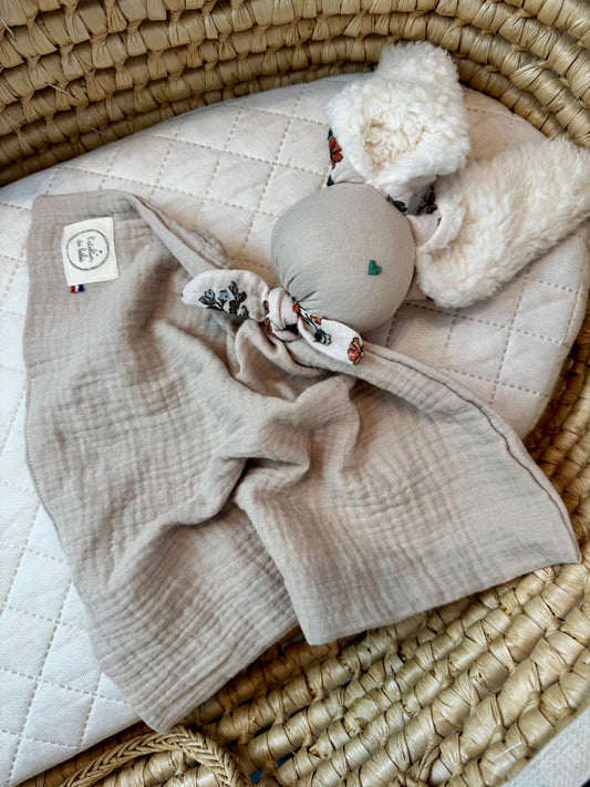 doudou lapin en gaze de coton beige et nez en forme de coeur brodé a la main , oreilles douces en tissu fourrure beige et imprimé fleuri