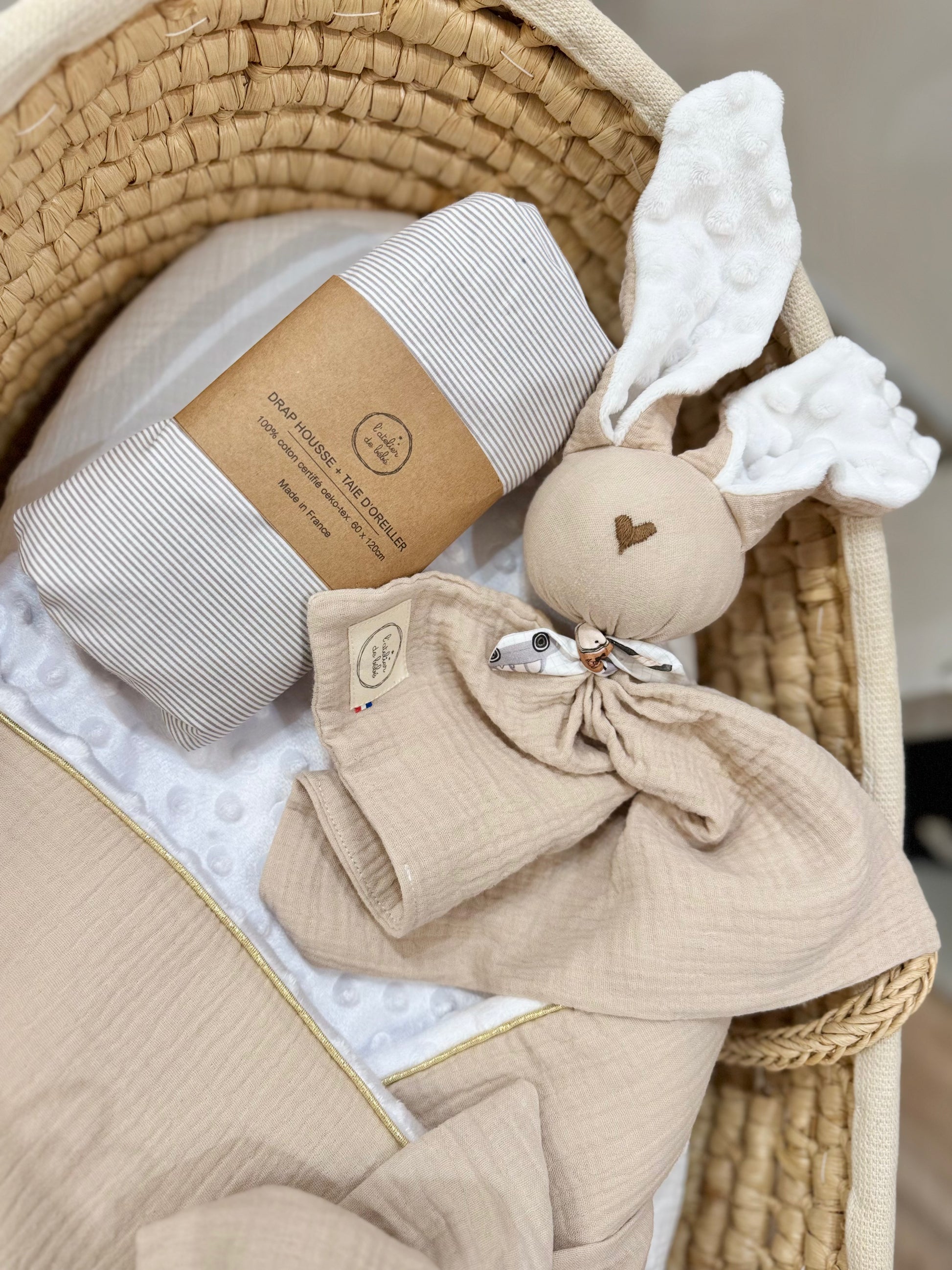 doudou lapin en gaze de coton doux , noeud en imprimé voiture et automobile , hélicopter 