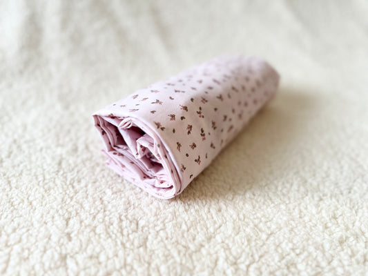 drap housse en coton doux rose pastel a petite fleurs noisette , drap housse pour lit bebe standard 60x120cm